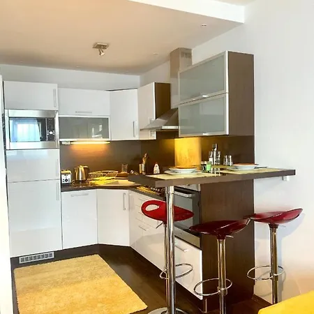 Nice, New Apt With All You Need. Great Location. Μπρατισλάβα